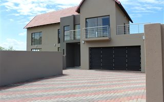 3 Bedroom House in Kosmos