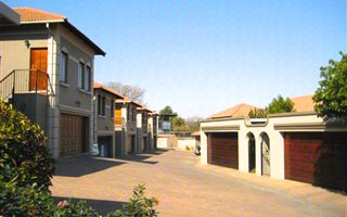 2 Bedroom Flat in Bryanston West