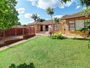4 Bed House in Protea Valley