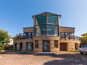 5 Bed House in Hersham