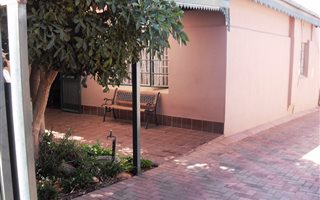 2 Bedroom House in Roodepoort North
