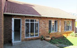3 Bedroom Simplex in Die Hoewes
