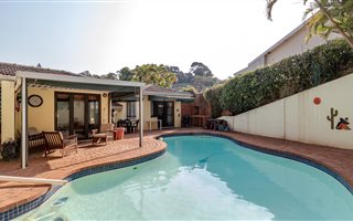 4 Bedroom House in Manor Gardens