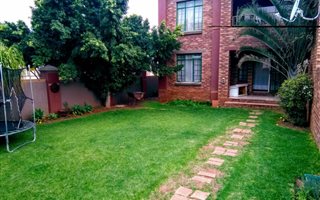 2 Bedroom Townhouse in Mooikloof Ridge