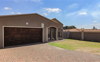 4 Bedroom Townhouse in Highveld Park