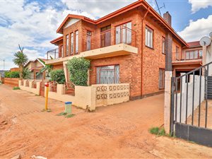 8 Bed House in Actonville