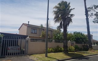 4 Bedroom House in Steenberg