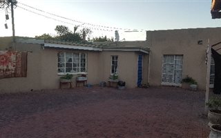 3 Bedroom Garden Cottage in Westdene
