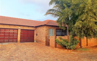 3 Bedroom Simplex in Willowbrook