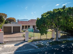 4 Bed House in Meadowridge
