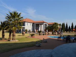 15 Bed House in Miravaal