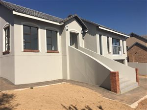 3 Bed House in Rietvlei Heights Country Estate