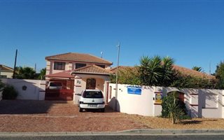 1 Bedroom Garden Cottage in Bloubergrant