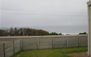 4 Bedroom House in Pienaarstrand