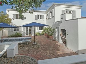 6 Bed House in Voelklip