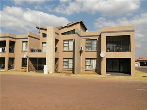 3 Bed Townhouse in Vanderbijlpark SE8