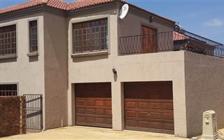 4 Bedroom Cluster in Maroeladal