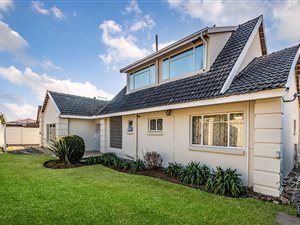 5 Bed House in Robertsham