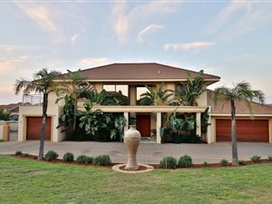 4 Bed House in Woodland Hills