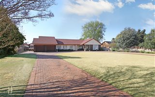 5 Bedroom House in Daggafontein