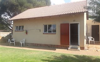 2 Bedroom Garden Cottage in Heuweloord