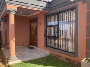 3 Bed House in Lakeside
