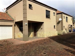 3 Bedroom Townhouse in Mantevrede