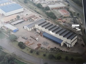 3000 m² Industrial space in Alton