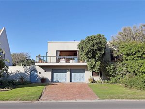 4 Bedroom House in Van Riebeeckstrand