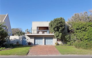 4 Bedroom House in Van Riebeeckstrand