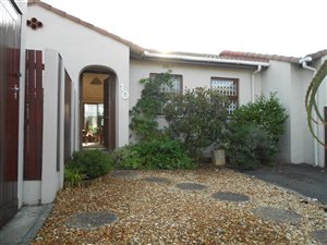 2 Bed Apartment in Constantia