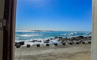 5 Bedroom House in Bloubergstrand