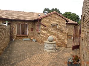 4 Bed House in Montana Park