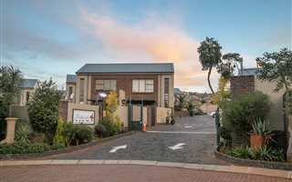 2 Bedroom Townhouse in Noordheuwel