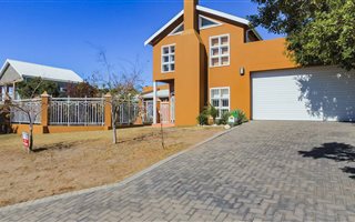 4 Bedroom House in Langerug