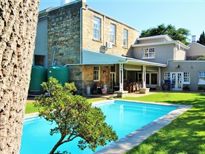 6 Bed House in Kingswood