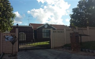 3 Bedroom House in Heuweloord
