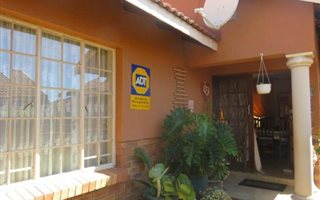 3 Bedroom House in Oos-Einde