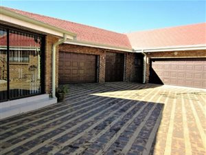 4 Bed House in Selection Park