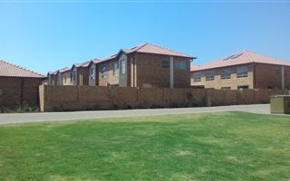 4 Bedroom Townhouse in Hazeldean (Silverlakes Surroundings)