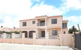 4 Bedroom House in D Urbanvale