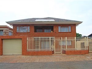 10 Bedroom House in Bosmont