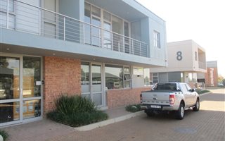 833 m² Industrial space in Randjesfontein