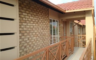 2 Bedroom Apartment in Rooihuiskraal North