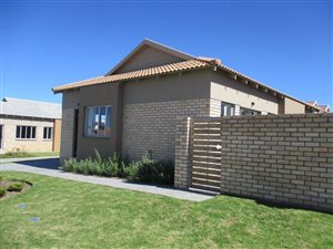3 Bed Townhouse in Hansmoeskraal