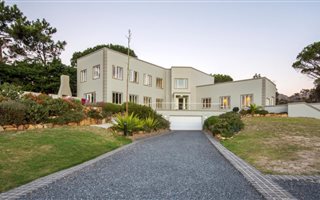 6 Bedroom House in Sir Lowrys and surrounds