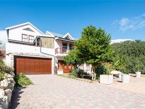 4 Bed House in Stilbaai