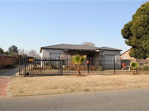 5 Bed House in Rothdene