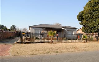 5 Bedroom House in Rothdene
