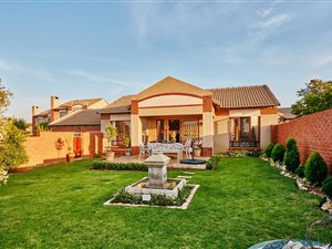 2 Bedroom Townhouse in Rietvlei Heights Country Estate